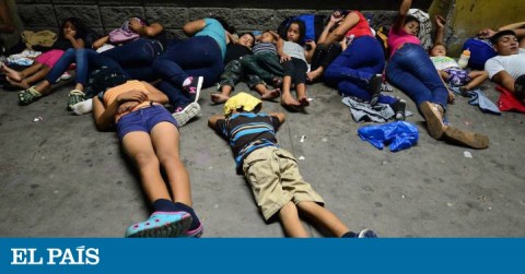 家人們在San Pedro Sula的街道上睡覺，等待前往美國。