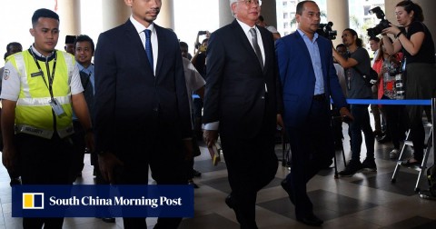 馬來西亞前首相納吉布·拉扎克（中）抵達吉隆坡高等法院，審理吉隆坡1MDB腐敗指控。