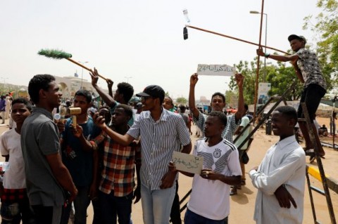 Protesters converge on Sudan defence ministry to demand civilian rule