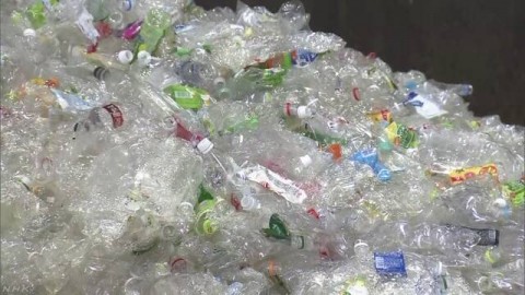 日本經濟團體聯合會首次依行業別歸納減少塑膠垃圾的目標指數，目前一共涵蓋二十種行業。預計在2030年度達到塑膠瓶100%回收並有效再利用的目標。
