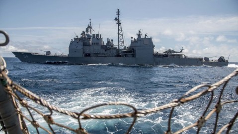 El crucero USS Antietam (CG 54) junto al destructor USS Chung-Hoon (DDG 93) en el mar de la China Meridional, el 6 de mayo de 2019.