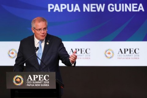 澳洲總理遭到反對政府難民政策的抗議者投擲雞蛋。
