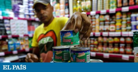 Latas de atún en un mercado de Venezuela.