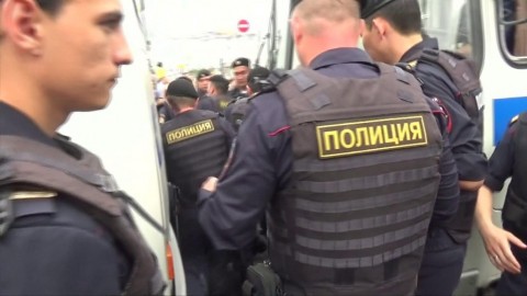 Hundreds arrested at Moscow rally for journalist