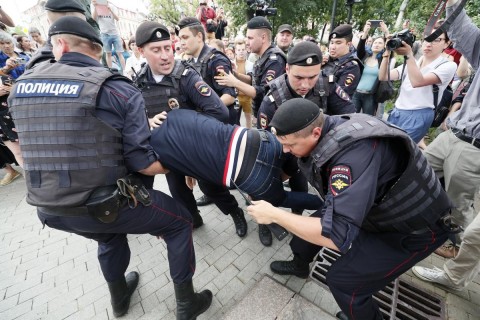 モスクワで記者拘束に抗議デモ、身柄拘束は500人以上に