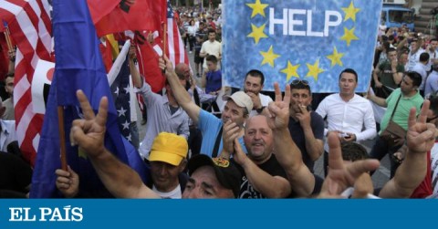 Manifestantes piden la dimisión de Edi Rama.