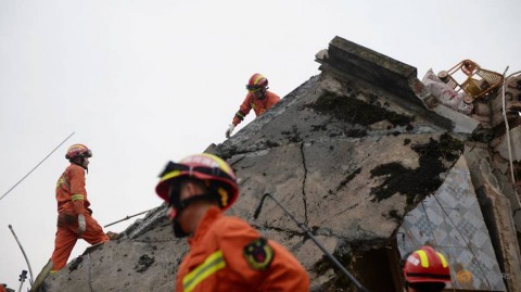 地震襲擊中國四川省宜賓市長寧縣後，救援人員在廢墟中尋找倖存者。