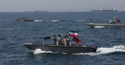在慶祝波斯灣國慶期間，伊朗已經展示了它所說的美國伊朗士兵的殘骸。