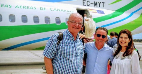 Los abogados Miguel Ángel Jérez, José María Costa e Inés Miranda antes de tomar el avión a El Aaiún.