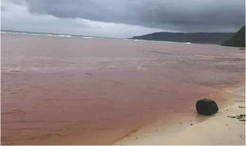 在索羅門群島的倫內爾島，一個主要的鋁土礦洩漏變為水紅色。