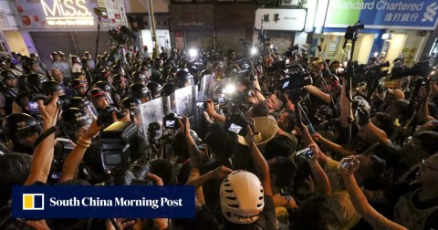 在周日的抗議活動中，防暴警察面對媒體人群，因為他們清理了彌敦道。