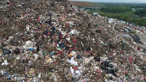 印度尼西亞是鄰國馬來西亞誓言上個月運回數百噸塑料廢物後最新的進口垃圾回收國。