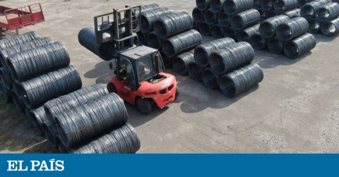 Un operador de acero en Nantong, Jiangsu, China. 