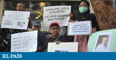 Periodistas indonesios protestan enfrente de la embajada de Arabia Saudí.