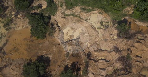 Deforestación por tala de árboles y minería en la región de Bajo Cauca, Antioquia. 