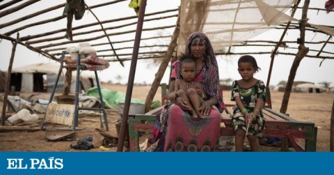 Bouchio Wallet y sus nietas, en el campo de Goudébou, en Burkina Faso.