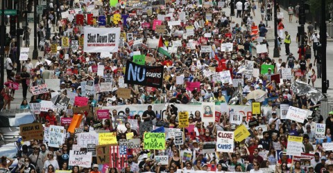 Los manifestantes marcharon este sábado 13 de julio hacia las oficinas de Inmigración y Control de Aduanas de los Estados Unidos en Chicago. 