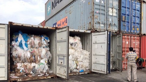 Contenedores cargados de residuos plásticos descubiertos el puerto de Sihanoukville, Camboya. 