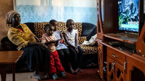 StarTimes訂戶Purity Njambi和她的孩子一起看電視。