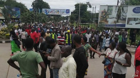 mas1-Protesters-in-Blantyre-Marching-to-MEC-offices-on-Thursday-February-13-to-shutdown-the-entrance-gate.-Photo-by-Lameck-Masina