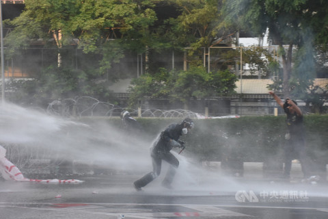 泰國反政府示威瞄準總理府 遭警方水砲車驅離