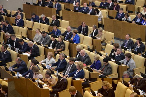 俄羅斯國會灌水議員的出席情況。2016年11月俄羅斯國會修改內規，嚴重缺席的議員，可扣減薪水1/6。然而，上有政策，下有對策，議員們改以渡假，生病，考察等名義，缺席議會。