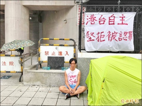 香港民運人士呂智恆昨起在立法院側門展開絕食行動