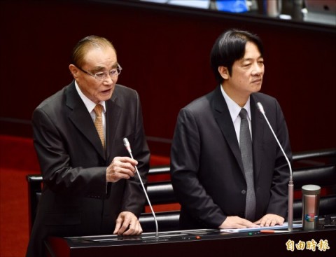 國防部長馮世寬（左）、行政院長賴清德（右）3日赴立法院院會
