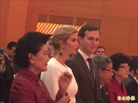 日前美國第一千金伊凡卡與夫婿庫許納出席中國駐美大使館國慶酒會，中國副總理劉延東（左一）陪在一旁