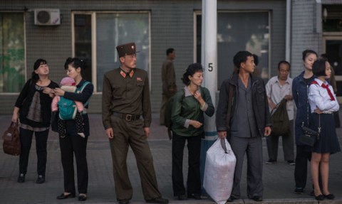 朝鮮平壤的居民在等待公共交通工具