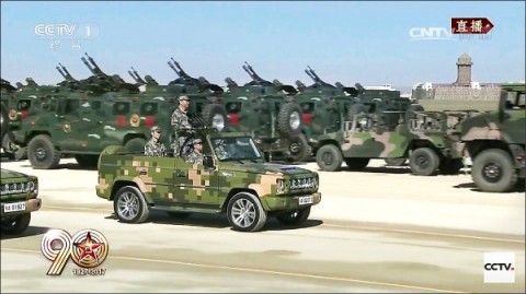 中國國家主席習近平七月底在朱日和戰訓基地閱兵，新式武器裝備比例更達四十％以上