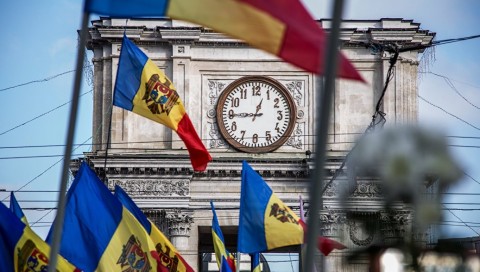 Конституционный суд Молдавии допустил возможность отстранения от должности президента Игоря Додона. В ответ Додон в обращении к гражданам Молдавии заявил, что не существует другого решения для страны, кроме досрочных парламентских выборов и перехода на президентскую форму правления