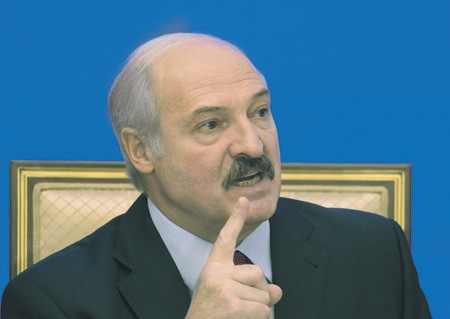 Президент Белоруссии Александр Лукашенко признался, что его поручения не выполняются, а простые граждане не могут пробраться к нему сквозь стену чиновников – жалобы граждан теряются в бюрократическом водовороте. Отсутствие обратной связи постепенно становится угрозой для власти.
