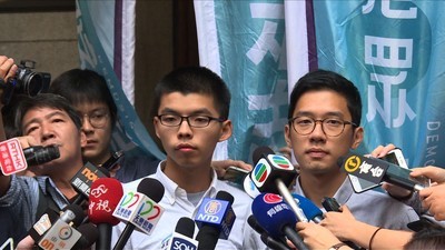 香港最高法院批准2位「雨傘運動」前學運領袖的保釋申請- 他們在法院前表示：準備好面對「專制政權的鎮壓」