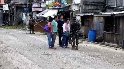 菲律賓南部馬拉威的居民開始回到因IS肆虐而荒廢的家園–駐守當地的士兵持續搜尋潛伏的IS戰士，不時傳出槍響