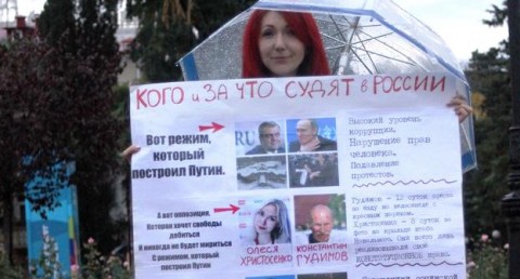 Активистка сочинского штаба Навального Ирина Бархатова провела сегодня одиночный пикет, пытаясь привлечь внимание людей к проблемам коррупции и свободы выражения.