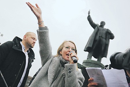 Телеведущая Ксения Собчак, объявившая о выдвижении в президенты, активизирует свою кампанию. Например, заявляет о намерении вызвать на дебаты Владимира Путина.