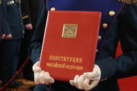 России больше не подходит «написанная либералами» Конституция. Похоже, что в жизни Российской Федерации начинается новый этап ее политического развития. По словам господина Бортко, если такой закон будет принят, у России появится Конституционное собрание, которые в итоге пропишет в Основном законе так называемые «государственные ценности» и отменит принцип главенства международных законов над внутрироссийскими.