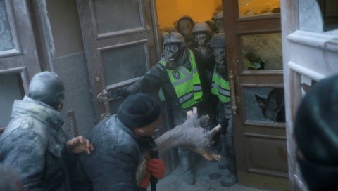 烏克蘭首都基輔民眾聲援前喬治亞總統米哈伊爾·薩卡什維利（Mikhail Saakashvili），要求再次彈劾烏克蘭總統波羅申科（Petro Poroshenko），造成警民衝突受傷