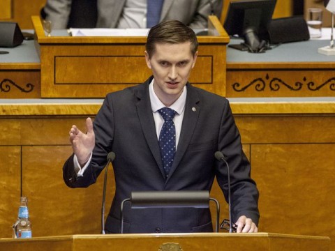 愛沙尼亞國會議員Jaak Madison質詢財政部長Toomas Tyniste為什麼要求人們相互舉報。
