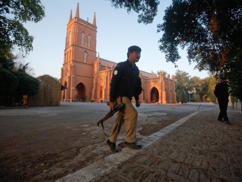 大多數穆斯林國家的教堂都派有有武裝警察站崗，以因應聖誕節可能的衝突。