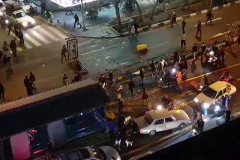 伊朗抗爭浪潮13死　首傳1警遭擊斃