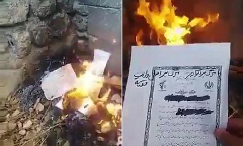 伊朗示威抗議者焚燒身分證，因為盡管當安全局繼續打擊，但動盪仍持續
