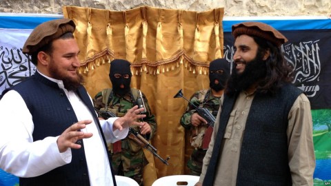 Tehreek-e-Taliban Pakistan (TTP) spokesman Ehsanullah Ehsan (L) talks with new TTP member Adnan Rasheed following a press conference in Shabtoi, a village in Pakistan's South Waziristan, on February 2, 2013. File photo.