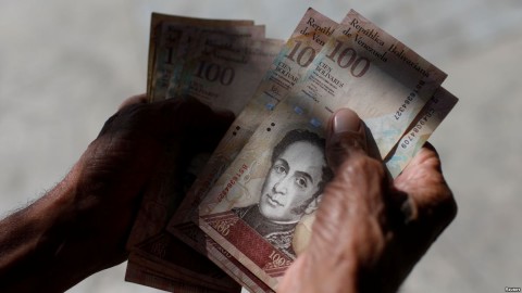 A man counts Venezuelan bolivar notes in downtown Caracas, Venezuela, Jan. 9, 2018. Photo: Reuters