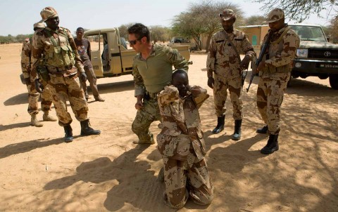 A US Special Forces soldier demonstrates how to detain a suspect during Flintlock 2014, a US-led international training mission for African militaries in Diffa, Niger.  (Reuters / Joe Penney)