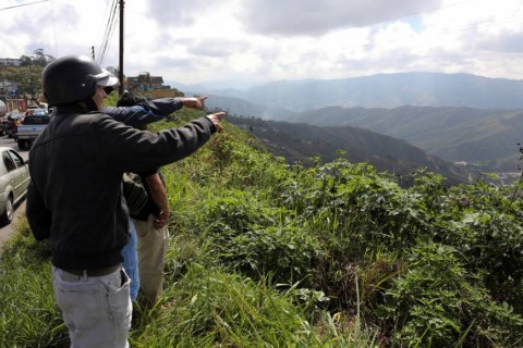 People look on during a shootout between security forces and rogue Venezuelan helicopter pilot Oscar Perez in Caracas Monday. | Photo: Reuters