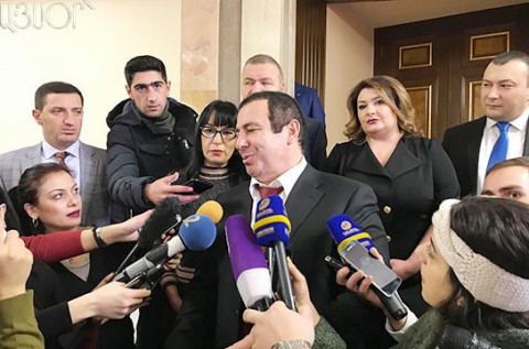 亞美尼亞議員Gagik Tsarukyan指出：90％的議員到國會，只是為了簽到、領錢。簽完到後一個小時內，國會殿堂已空無一人。