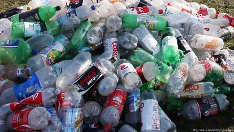 A pile of used plastic beverage bottles on a London street. Photo: Alliance/dpa/L. Cameron