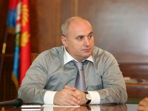俄羅斯達吉斯坦共和國首府馬哈奇卡拉市法庭，宣布逮捕市長 Musa Musayev，因為他透過影響力收賄，造成國庫8千萬盧布的損失。